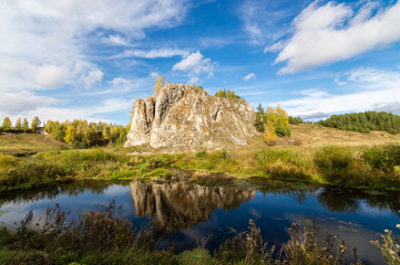 Fototapeta na wymiar пейзаж со скалой возле реки осенью