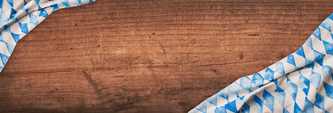 Oktoberfest  -  Hintergrund  -  Flagge auf Holz, dunkel