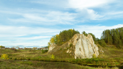 пейзаж со скалой возле реки осенним днем © 7ynp100