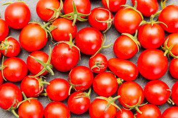 Rote Tomaten auf Schieferplatte