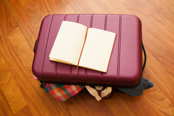 Записная книжка на чемодане