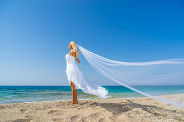 Fototapeta na wymiar Young bride on the beach