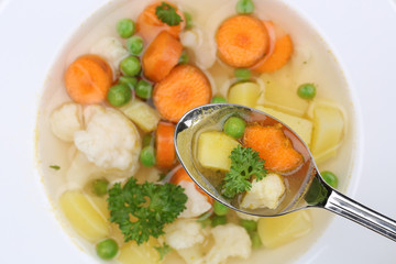 Gemüsesuppe Gemüse Suppe essen auf Löffel von oben