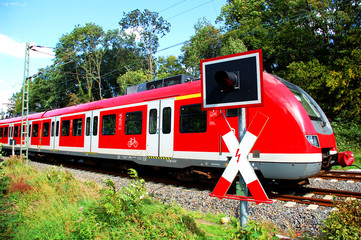 Fototapeta premium Zug hinter Andreaskreuz, Zuglok