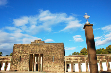 Friedhofsgebäude aus den 20er Jahren, Säule mit Kreuz