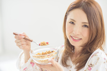 朝食中の綺麗な40代日本人女性
