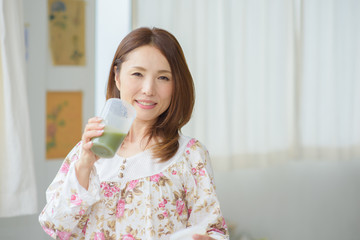 朝食中の綺麗な40代日本人女性