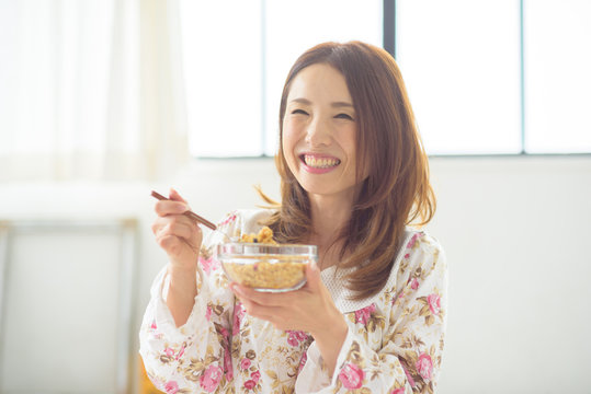 朝食中の綺麗な40代日本人女性
