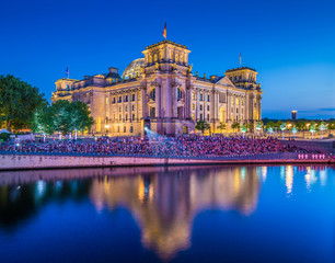 Obraz premium Reichstag building with Spree river at dusk, Berlin, Germany