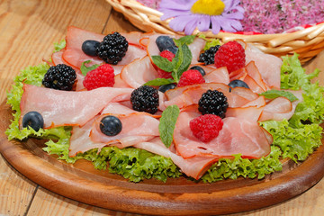 Schinkenplatte, Schinken, Früchte, Himbeeren, Blaubeeren, Brombe