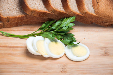 Нарезка из вареного яйца и хлеба