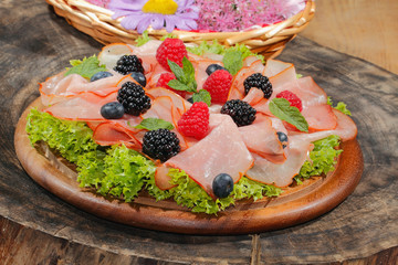 Schinkenplatte, Schinken, Früchte, Himbeeren, Blaubeeren, Brombe