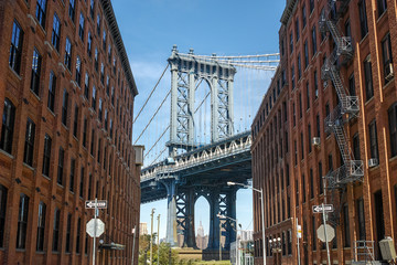 Obraz premium Most Manhattan w Nowym Jorku i budynki z cegły