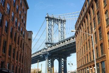 Obraz premium Most Manhattan w Nowym Jorku i budynki z cegły