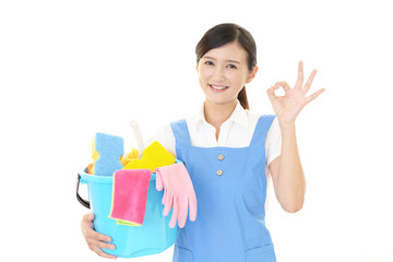 お掃除をする女性