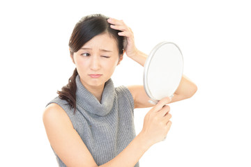 薄毛が気になる女性