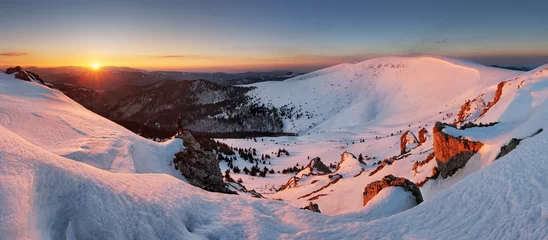 Fotobehang Zalmroze Panorama van de winterberg, het bevroren landschap van Slowakije