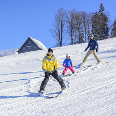 Familie mit kleiner Tochter auf der Skipiste