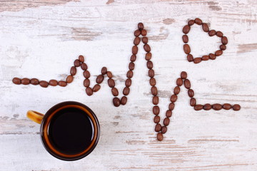 Kardiogrammlinie von Kaffeekörnern und Tasse Kaffee, Medizin und Gesundheitskonzept
