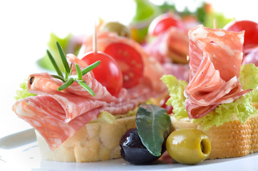 Partyhäppchen mit feiner italienischer Salami,  Salatblatt und Cherrytomate