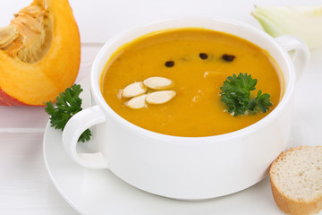 Kürbissuppe Kürbis Suppe Kürbiscremesuppe mit Baguette