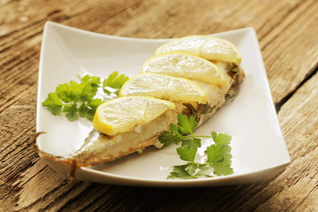 Grilled mackerel with lemon 