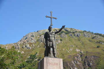 estatua de Don Pelayo en Asturias - obrazy, fototapety, plakaty