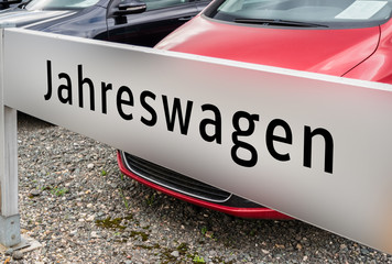 Obraz premium Autohaus Schild Jahreswagen