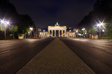 r&uuml;ckseite des brandenburger tor bei nacht
