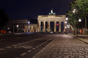 Fototapeta premium rückseite des brandenburger tor bei nacht