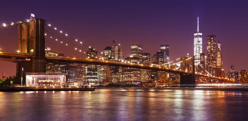 Fotobehang Brooklyn Bridge and Manhattan at night, New York City, USA. © MaciejBledowski