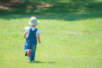 芝生で遊ぶ女の子