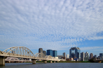 淀川と大阪キタの街並み