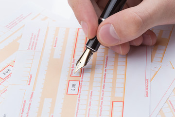 m&auml;nnliche Hand F&uuml;llt &Uuml;berweisungstr&auml;ger