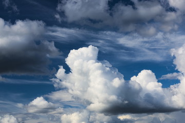 Obraz premium Chmury na niebie.