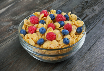 Corn flakes with fresh berries in bowl