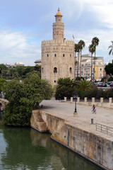 La Tour de l'Or vue des rives du Guadalquivir