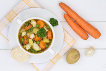 Gemüsesuppe Gemüse Suppe in Suppentasse mit Karotten von oben