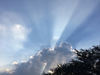 雲の間から射す陽の光