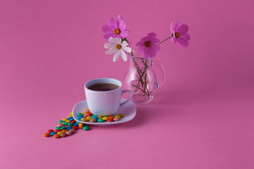 Obraz na płótnie Canvas Tea cup with sweet dragees