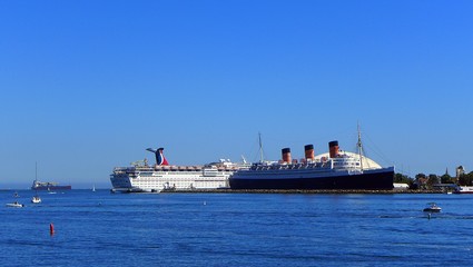 Naklejka premium Queen Mary und Kreuzfahrtschiff