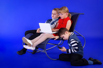 Маленькие взрослые. Дети с компьютером и телефоном....