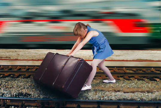 Фотография о путешествии с детьми, отдыхе, багаже и опасности на железной дороге. Отпуск, поездки, каникулы, дети