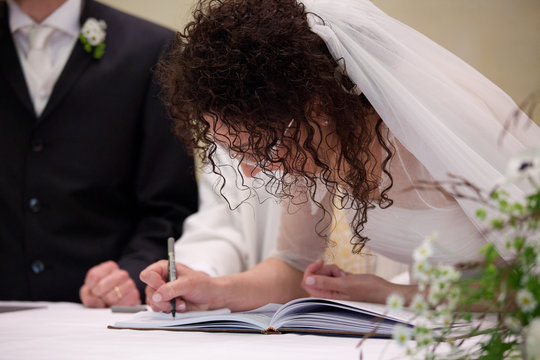 sposa firma atto di matrimonio