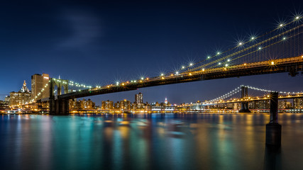 Fototapeta na wymiar Brooklyn and Manhattan Bridges linking Lower Manhattan to Brooklyn