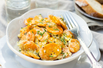 Stewed carrots Vichy with cream, chives and parsley