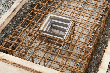 Baustahl Korb im Einzelfundament mit vorbereiteter Aussparung