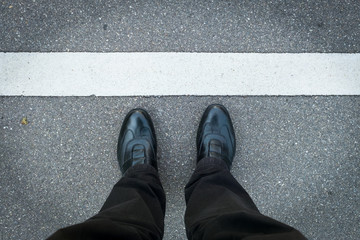 2 Beine mit Schuhen und Streifen in weiß