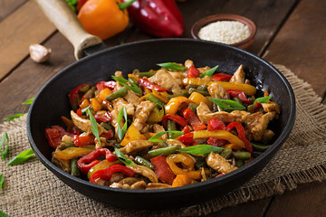 Stir fry chicken, sweet peppers and green beans - obrazy, fototapety, plakaty