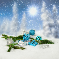 Weihnachtspäckchen und Christbaumkugeln